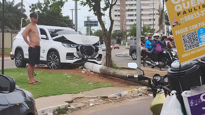 Condutor colide e derruba poste em cima de motociclista em Manaus