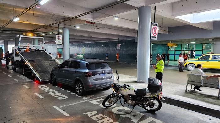 IMMU autua 20 veículos em shopping e aeroporto de Manaus