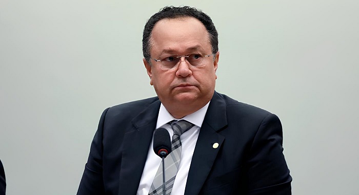 Julgamento que pode cassar mandato do deputado Silas Câmara será retomado neste mês