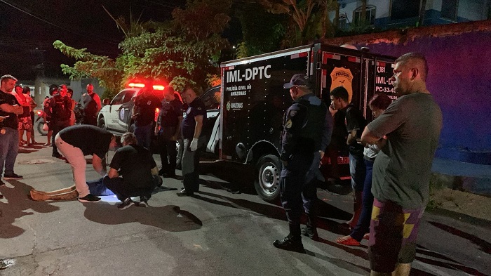 VÍDEO Homem invade casa, atira em criança de 11 anos e acaba assassinado por justiceiro