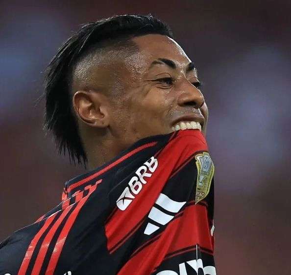 Dopo-como-e-conhecido-Douglas-Ribeiro-Pina-Barcelos-jogou-na-base-do-America-ate-2013-e-atuou-como-profissional-em-2015-–-10-partidas-pelo-Coelho.-Ele-ainda-acumula-passagens-por-outros-clubes-d