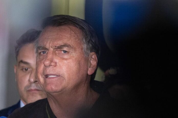 Ex-presidente-Jair-Bolsonaro-acompanhado-de-autoridades-concede-coletiva-de-imprensa-no-aeroporto-de-Brasília-Metropoles-8 (1)