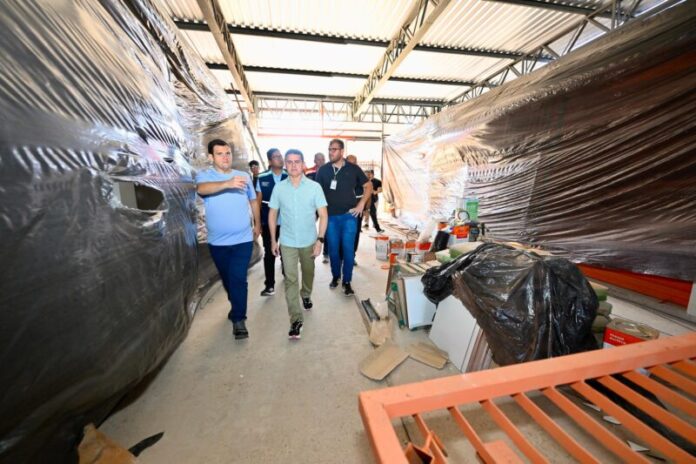 Prefeito David Almeida vistoria construção da nova praça de alimentação da feira da Manaus Moderna