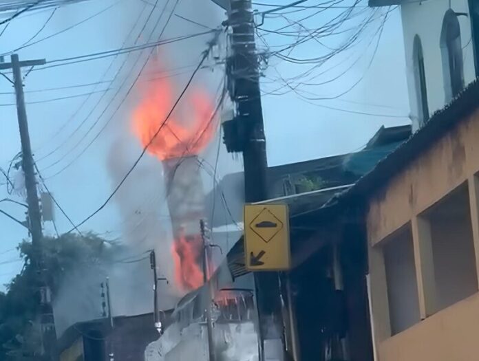 VÍDEO! Incêndio em peixaria mobiliza bombeiros no bairro São Jorge, em Manaus