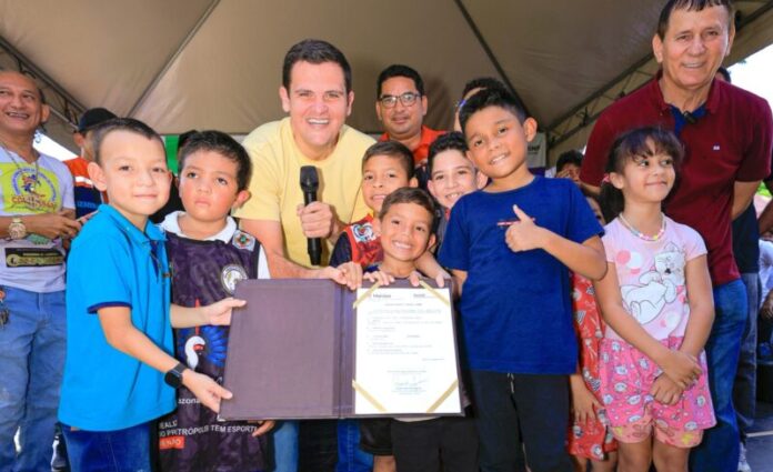 Vice-prefeito Renato Junior assina ordem de serviço para início da reforma da praça e do campo Jardim Petrópolis