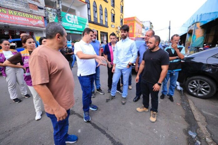 ‘Mutirão no Centro’ da prefeitura atende a pedido antigo de feirantes e nivela calçada que serve de estacionamento na Manaus Moderna
