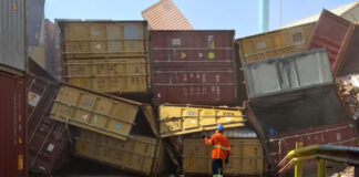 Contêineres desabam no Porto Chibatão em Manaus