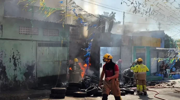 Borracharia-e-destruida-por-incendio-e-mobiliza-bombeiros-no-bairro-Flores-em-Manaus-1